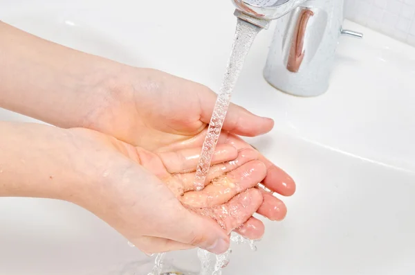 Wassen van handen met zeep onder stromend water — Stockfoto