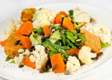 kavrulmuş kabak ve soğan salatası solmuş ıspanak ve kızarmış badem.