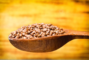 karabuğday kabuğu çıkarılmış bir ahşap içinde