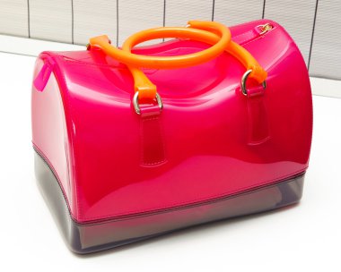 Beyaz arka plan üzerinde izole deri çanta