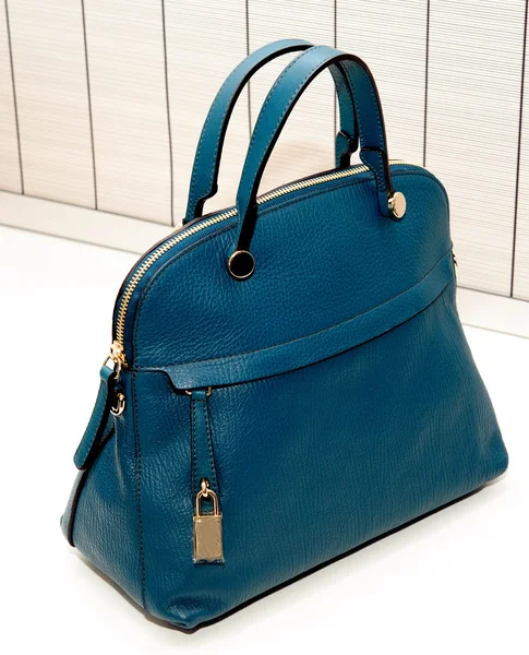 Beyaz arka plan üzerinde izole deri çanta