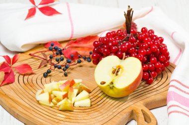 Kırmızı elma ile kızılcık