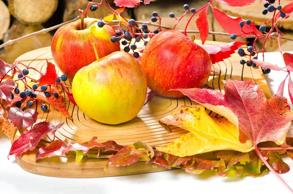 Manzanas rojas con hojas en la cesta — Foto de Stock