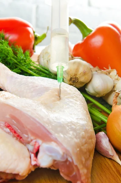 Syringe and chicken — Stock Photo, Image