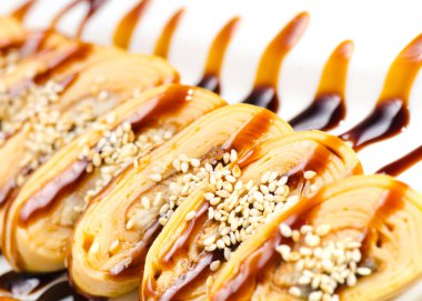 tatlı maki sushi - içinde krem peynirli rulo