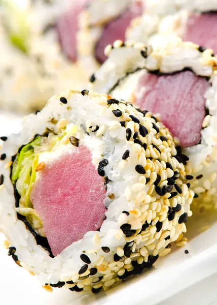 Traditionella färska japansk sushi rullar — Stockfoto