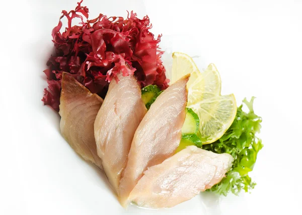 Sašimi. zdobený zázvor, wasabi, okurka, salát listový a citronem — Stock fotografie