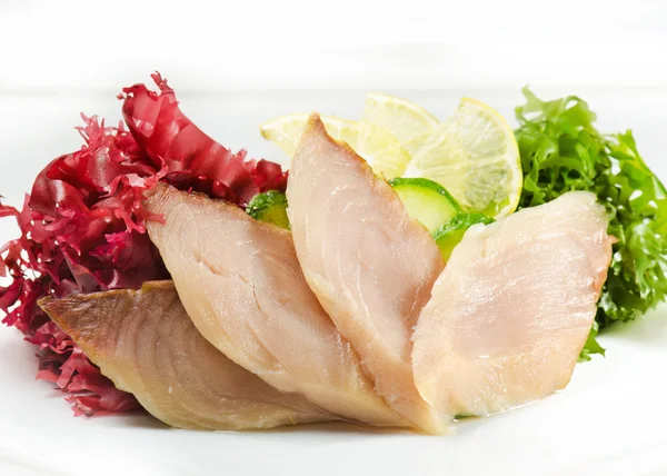 Sashimi. Decorado com gengibre, wasabi, pepino, folha de salada e limão — Fotografia de Stock