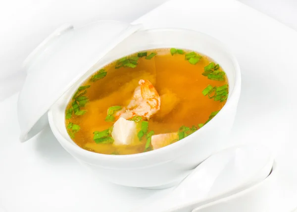 Zuppa di spaghetti asiatici con funghi e gamberetti di fronte a sfondo bianco — Foto Stock