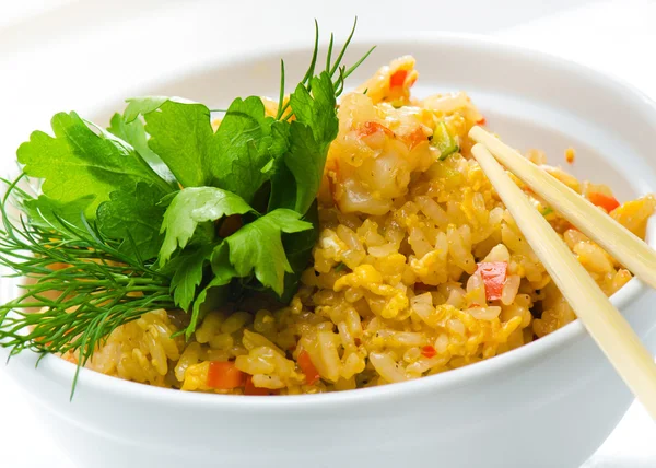 Mariscos y arroz sobre fondo blanco —  Fotos de Stock