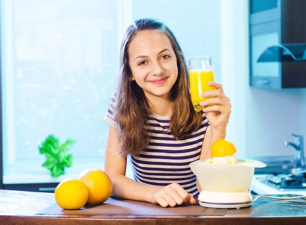 Joven mujer sosteniendo vaso de jugo de naranja —  Fotos de Stock