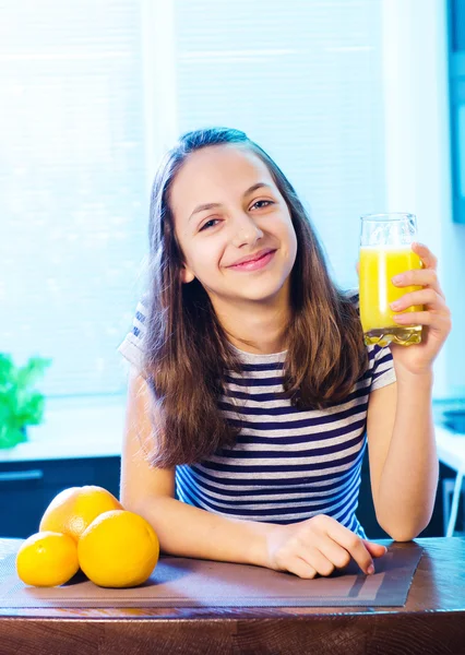 オレンジジュースのグラスを持っている若い女性は — ストック写真