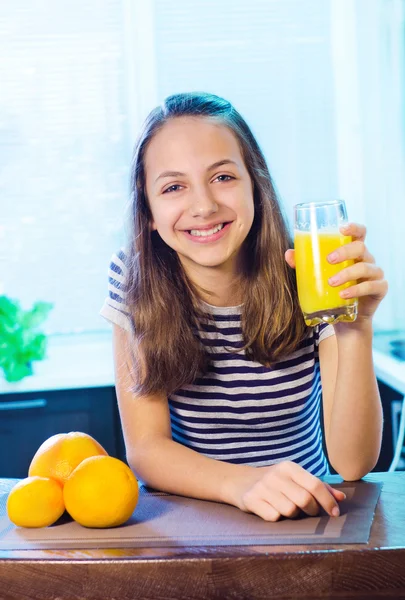 Young woman holding glass of orange juice — Stock Photo, Image