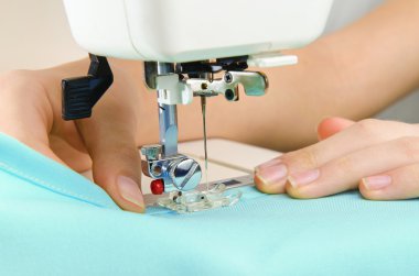 dikiş makinesi üzerinde çalışan bir terzi görüntüsü