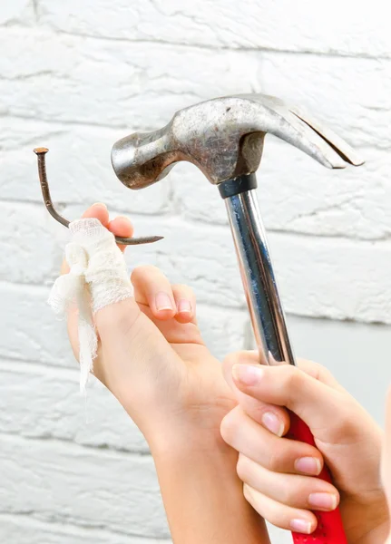 Awkward trying to hammer a nail — Stock Photo, Image