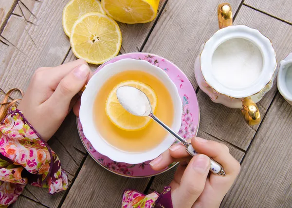 Mujer sosteniendo taza de té caliente — Foto de Stock