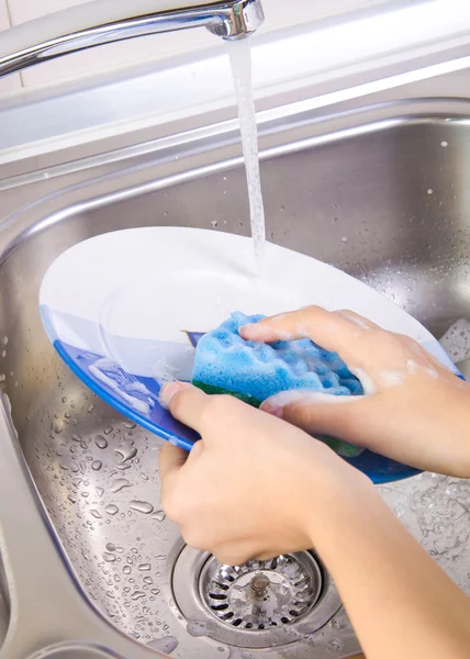 Close-up van handen van vrouw afwas in de keuken — Stockfoto