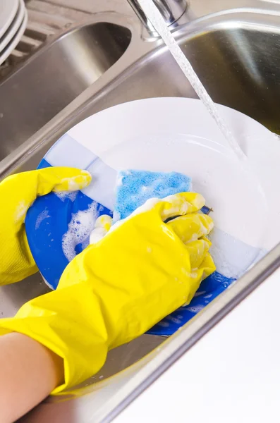 Close-up van handen van vrouw afwas in de keuken — Stockfoto