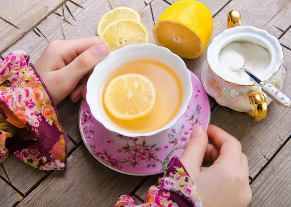 Mulher segurando xícara quente de chá — Fotografia de Stock