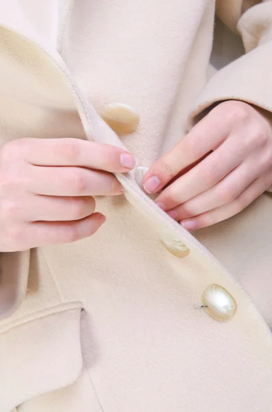 Close-up in pak dichtknopen knop op jas — Stockfoto