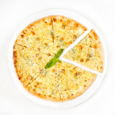 Tavuk ve mantarlı pizza.