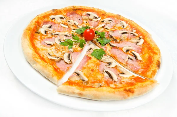 Pizza com carne e cogumelos — Fotografia de Stock