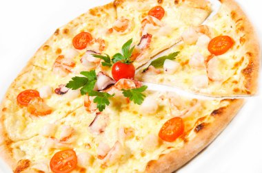 Jambonlu ve mantarlı pizza.