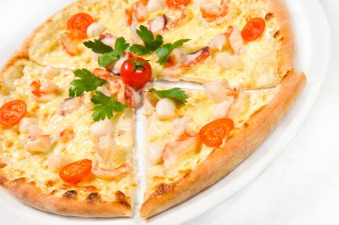 Jambonlu ve mantarlı pizza.