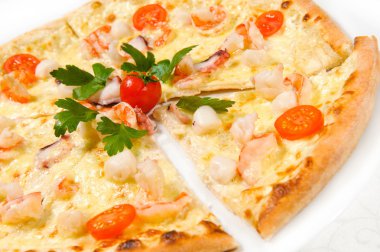 Jambonlu ve mantarlı pizza.