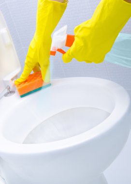 ellerinde sarı eldivenleri bir wc temizliği