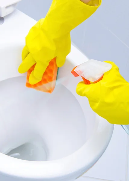 Hände auf gelben Handschuhen beim Reinigen einer Toilette — Stockfoto