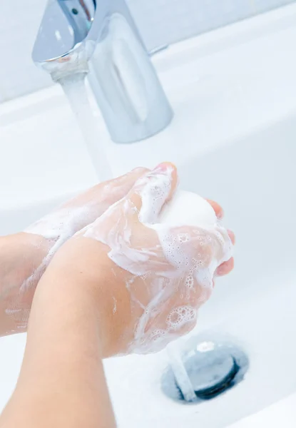 Tvätt av händer med tvål under rinnande vatten — Stockfoto