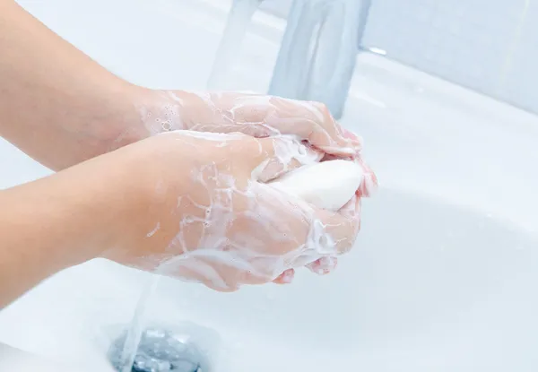 Wassen van handen met zeep onder stromend water — Stockfoto