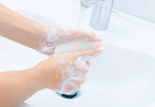 Lavaggio di mani con sapone sotto acqua corrente — Foto Stock