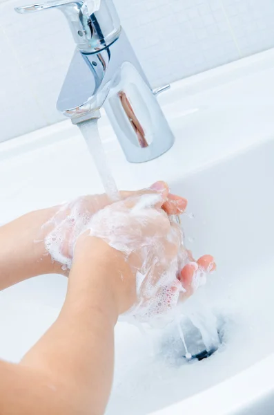 Tvätt av händer med tvål under rinnande vatten — Stockfoto