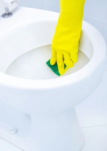 Manos en guantes amarillos limpiando un WC — Foto de Stock