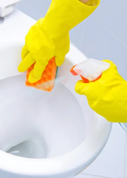 Mani su guanti gialli che puliscono un WC — Foto Stock