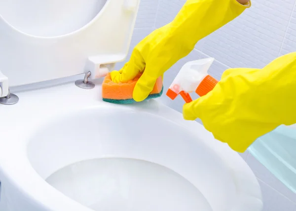 黄色の手袋、トイレの洗浄に手 — ストック写真