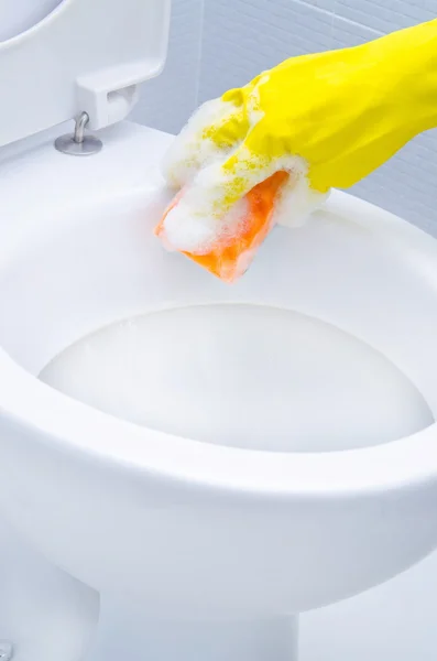 Manos en guantes amarillos limpiando un WC — Foto de Stock