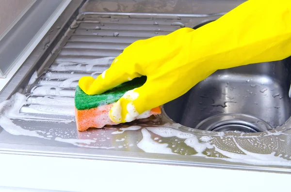 Persona que limpia el fregadero de la cocina con un guante — Foto de Stock