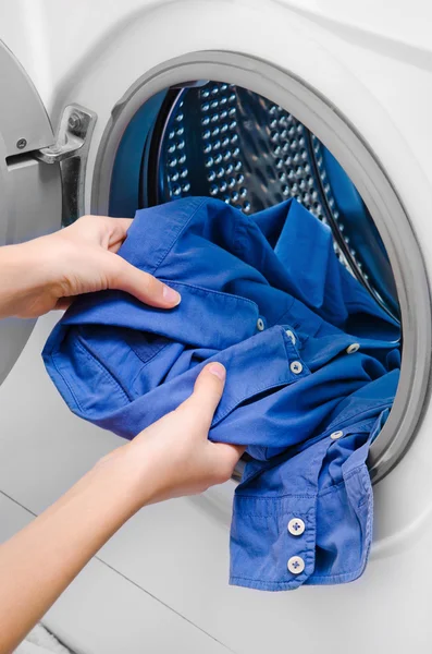 Trabajo doméstico: mujer joven lavando ropa —  Fotos de Stock