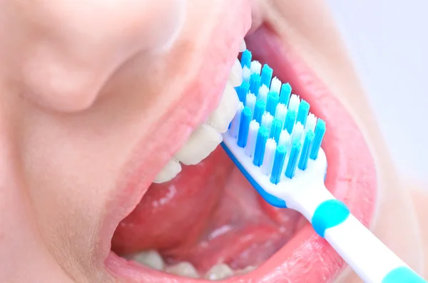 Brushing teeth — Stock Photo, Image