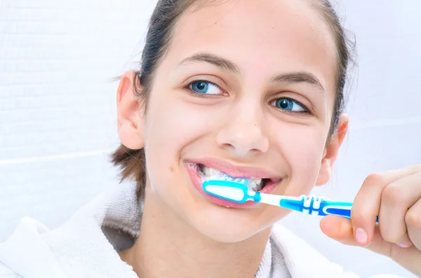 Brushing teeth — Stock Photo, Image