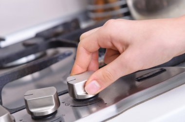 Mutfakta gaz sobası.