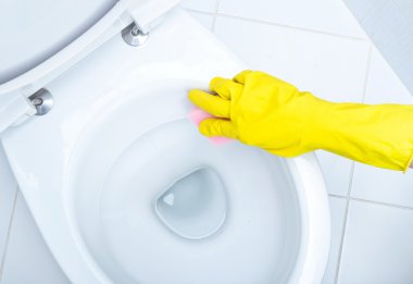 ellerinde sarı eldivenleri bir wc temizliği