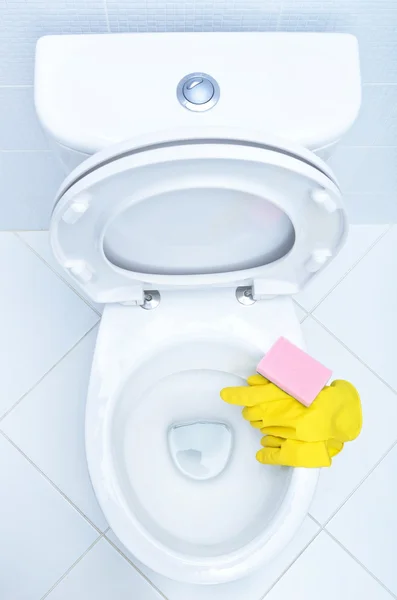 Ellerinde sarı eldivenleri bir wc temizliği — Stok fotoğraf