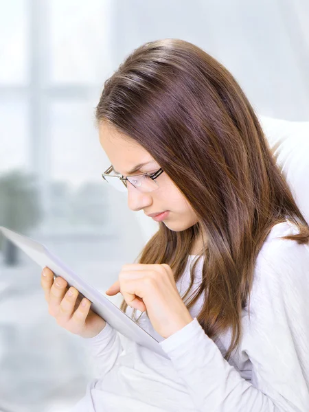Girl with the tablet — Stock Photo, Image