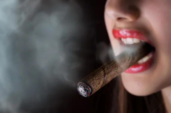 Woman smoking cigar. — Stock Photo, Image