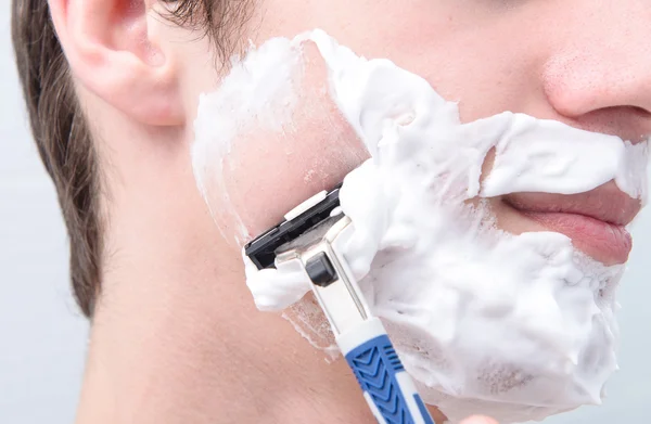 El hombre se afeita —  Fotos de Stock