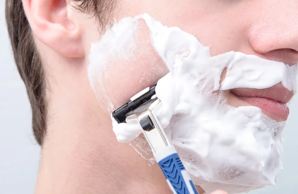 Homem faz a barba — Fotografia de Stock